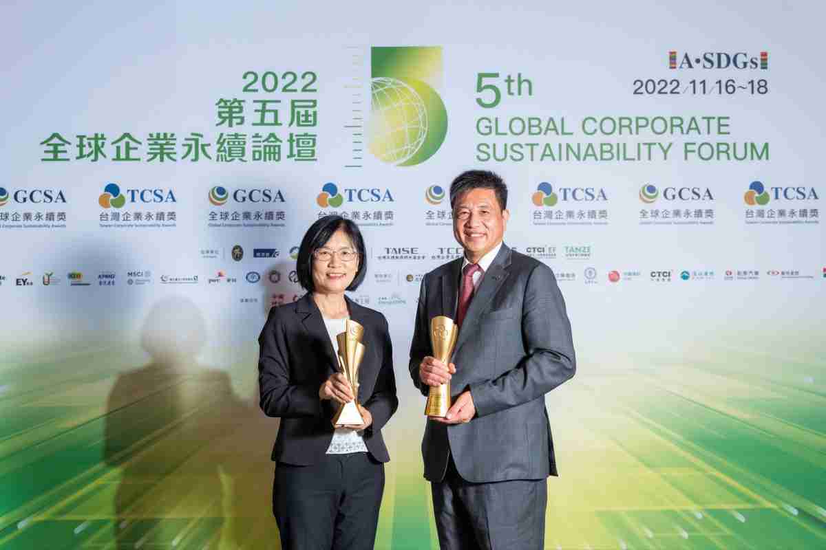 菠菜论坛作为净零碳排先锋，，期引领价值链伙伴同行共好，，卫冕制造业组“十大典范企业” 二连冠殊荣(左：菠菜论坛光电永续长古秀华，，，右：菠菜论坛光电董事长暨执行长彭双浪)