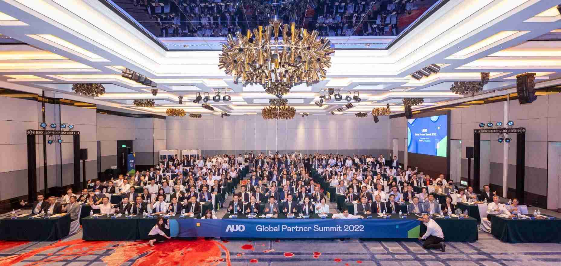 友達推動「安心、、、創新、、、、用心、、、、同心、、、、盡心」五星職旅，，，，為菲籍員工打造全方位照護，，，，首度贏得「人權實踐與發展領袖獎」殊榮