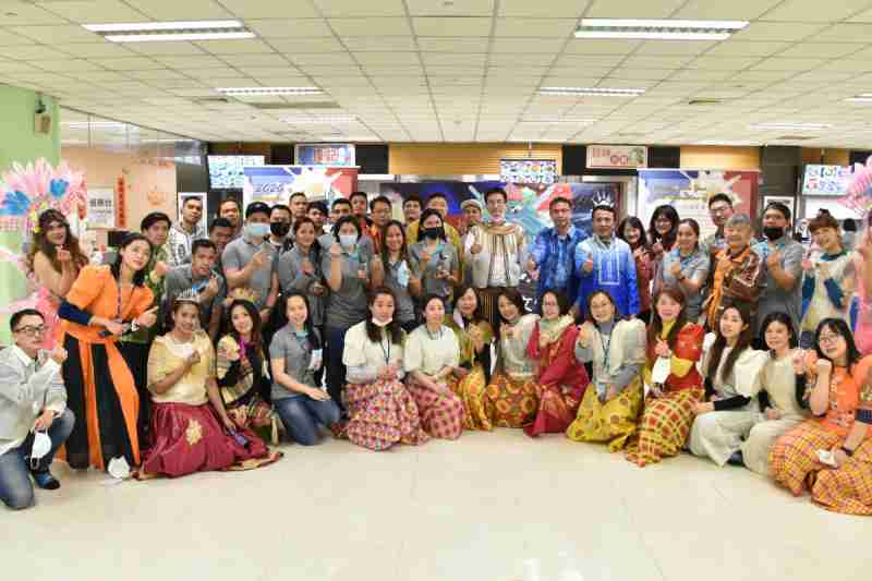 友達推動「安心、、創新、、、用心、、、同心、、盡心」五星職旅，，為菲籍員工打造全方位照護，，，，首度贏得「人權實踐與發展領袖獎」殊榮