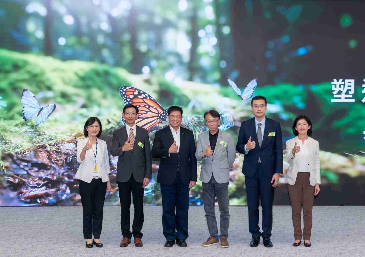 友達2023 CSR共榮大會，，，，邀請領域專家分享交流生物多樣性管理趨勢、、、、無塑產品、、、、海廢永續塑料等議題  （圖左到右：友達光電永續長古秀華、、、、3M台灣技術長陳君杰、、、、友達光電董事長暨集團策略長彭双浪、、光寶科技企業永續發展處處長陳慶暉、、安永聯合會計師事務所執業會計師曾于哲、、、、友達光電供應鏈總部副總經理吳宜芳）