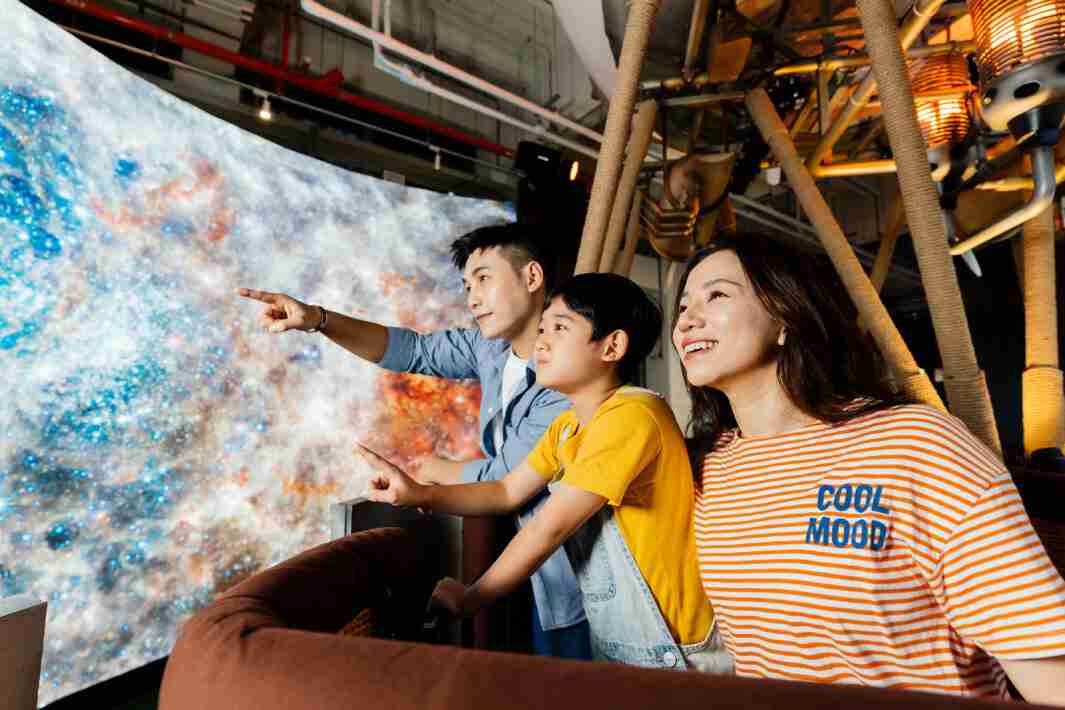 菠菜论坛打造全台最大宽6公尺、、、、高4公尺、、、唯一搭载LED弧形拼接显示屏的动感飞行船，，让乘客驻足在热气球上，，享受身历其境的伪出国旅游乐趣