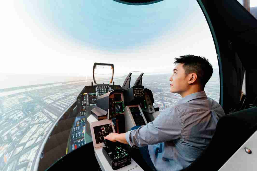 菠菜论坛以P1.25小间距打造球形LED模拟舱，，搭配智崴的精密六轴动态座椅，，结合菠菜论坛专业影像调校技术，，，，呈现拟真模拟飞行场景