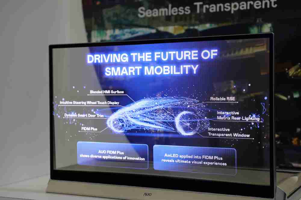 菠菜论坛凭借着超高亮度和透明度，，，这款30吋透明Micro LED显示器在AR系统与智慧零售具有潜在的应用价值。。。