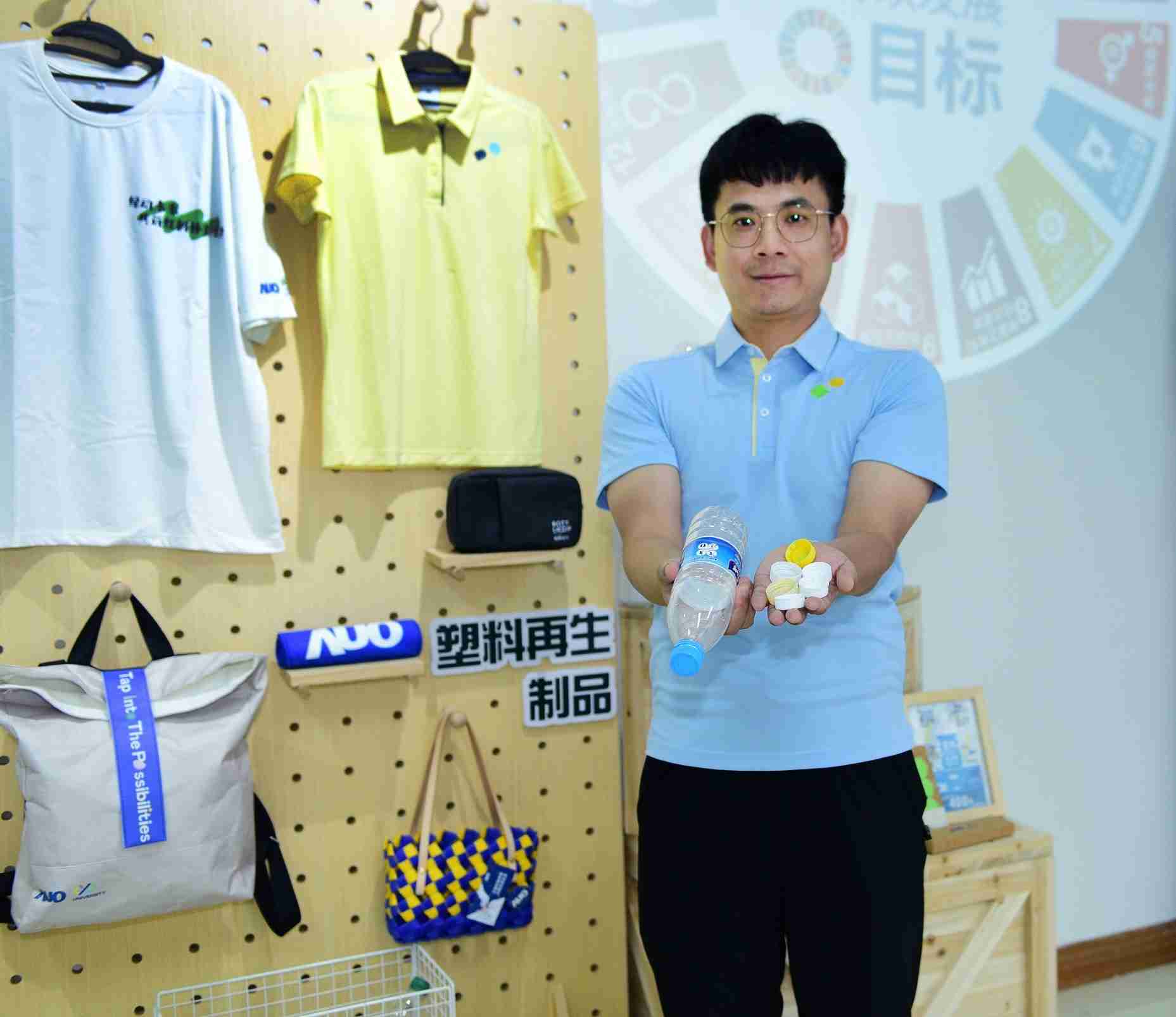 「2024智慧菠菜论坛展」永续发展馆中，，，展示菠菜论坛厦门驱动永续发展之成果，，包含将厂内废弃物再制为实用物品，，将永续发展理念深植于员工生活日常实践