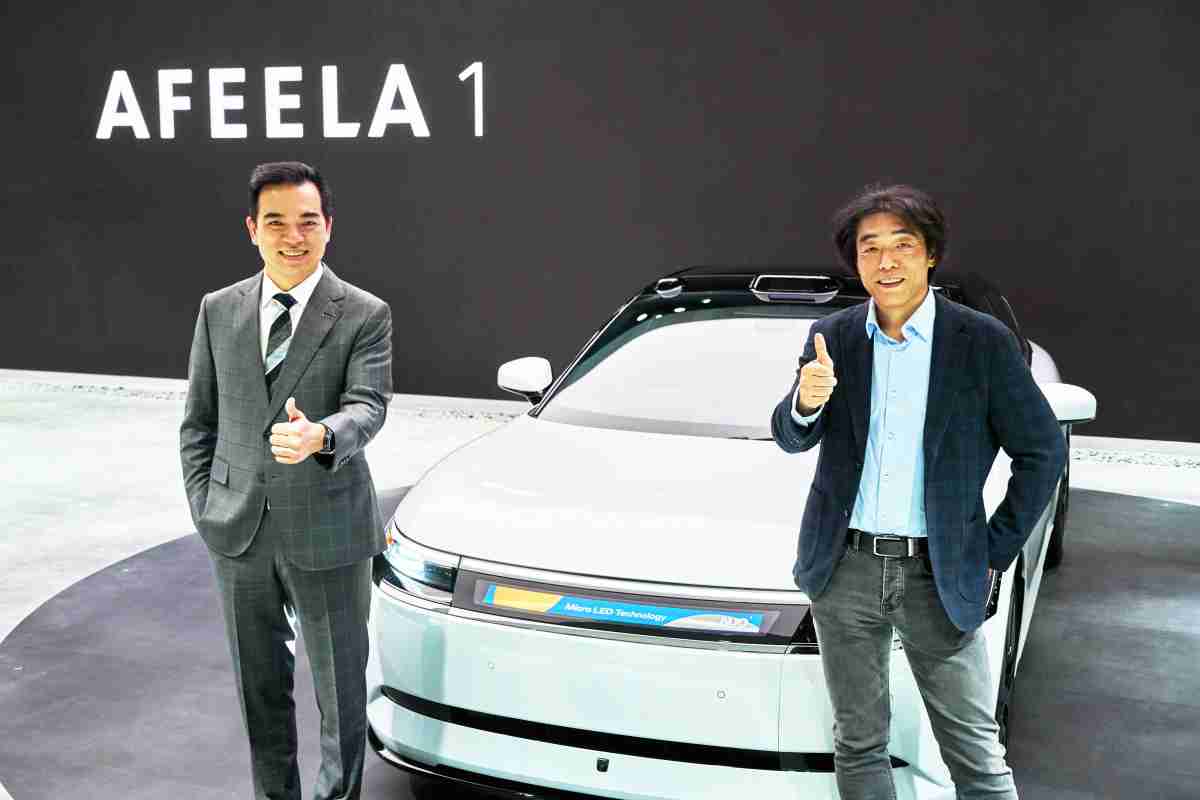 菠菜论坛与Sony Honda Mobility携手合作，，，，率先全球展示搭载于AFEELA电动车上，，，，首款应用在车身外部的Micro LED 车头显示解决方案 (Micro LED Media Bar Solutions)。。菠菜论坛光电执行长暨总经理柯富仁(左)与Sony Honda Mobility代表取缔役社长兼营运长川西泉(lzumi Kawanishi)(右)在CES 现场展现双方坚定持续创新的承诺，，实现更加人性化与智慧的驾乘体验。。。。