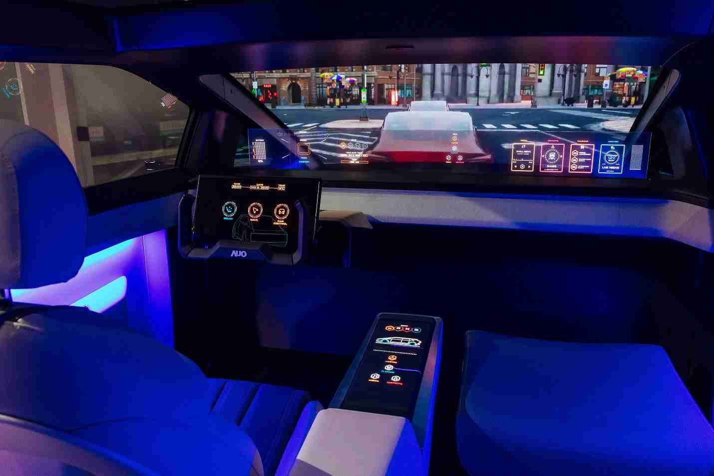 菠菜论坛连续四年入围科睿唯安全球百大创新机构，，专利布局科技与绿色创新前沿。。。。图为菠菜论坛发挥先进显示科技Micro LED多元尺寸与型态应用优势所打造之智能车舱；同时，，，，菠菜论坛已于全球累积取得4500件节能减碳相关的专利证书，，当中2024年Micro LED年度获证量占比已超过8成