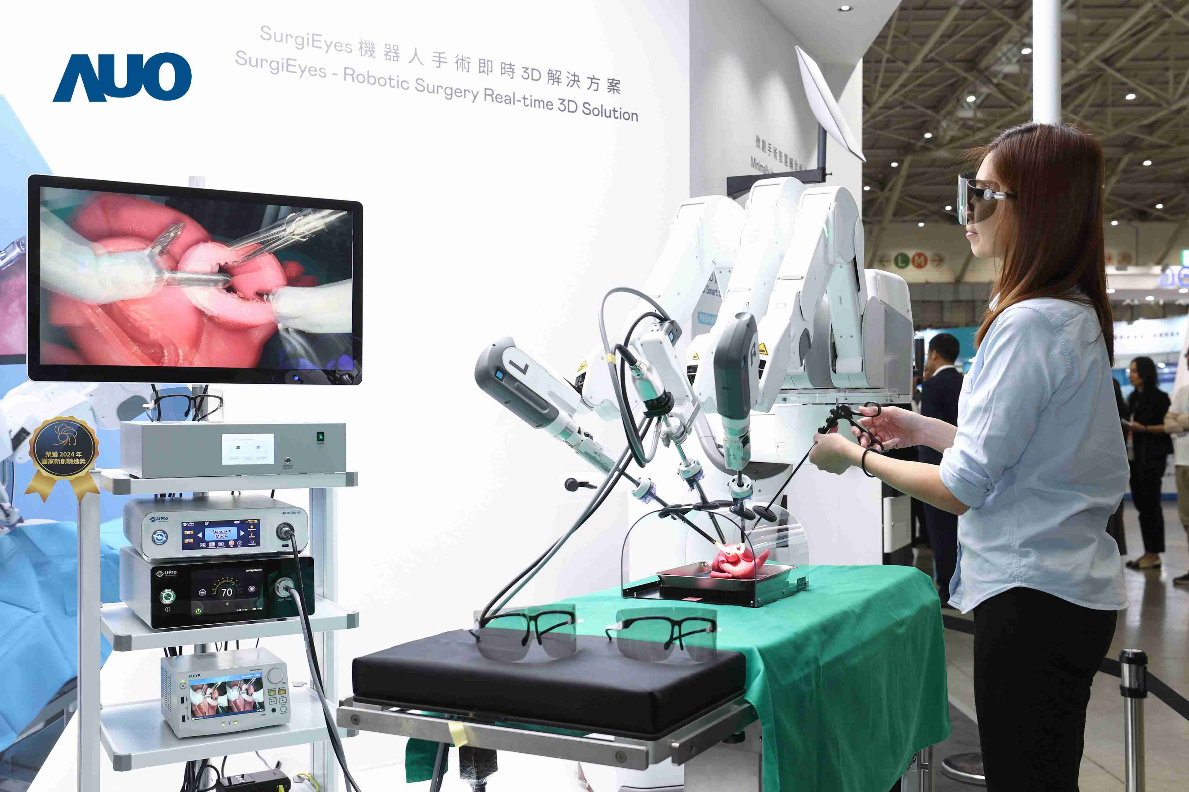 达擎以领先的3D显示技术推出〝SurgiEyes机器人手术实时3D解决方案〞，，，整合先进3D图像处理与独家3D垂直宽视角、、、、广色域的显示技术，，，，手术团队可实时同步主刀医师视角看到清晰3D影像，，，提升沟通效率与安全性。。。