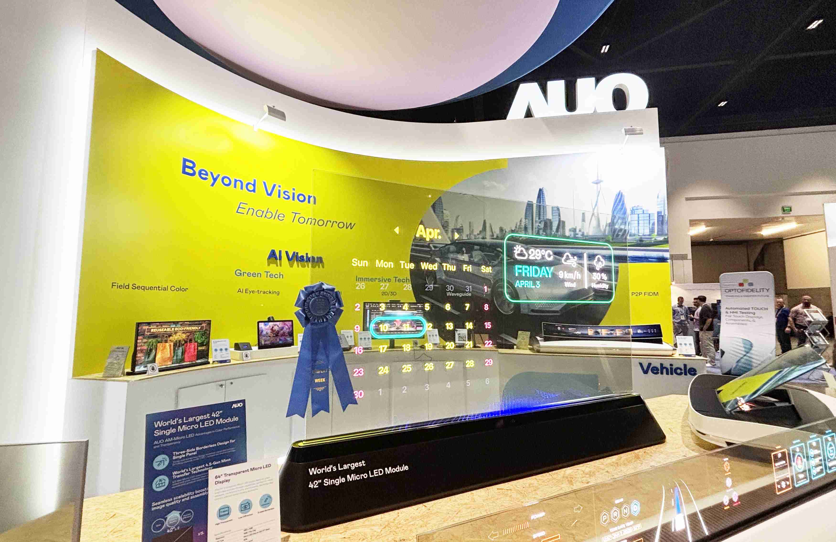 菠菜论坛64吋透明Micro LED显示器获〝最佳Micro LED技术应用奖〞，，其绝妙的透明穿透特性，，，同时具备1,000 nits的高亮度表现，，，并透过精细的无缝拼接延伸，，可依需求灵活应用于多元场域，，展现出Micro LED显示技术划时空的无限潜力